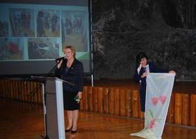 Pokaż zdjęcie: Wręczenie Pani Poseł Urszuli Ruseckiej batiku od Fundacji Sztuki Osób Niepełnosprawnych 