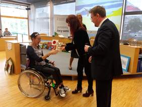 Pokaż zdjęcie: Wręczenie nagród opolskiego etapu XV Ogólnopolskiego Konkursu Plastycznego „Sztuka Osób Niepełnosprawnych”