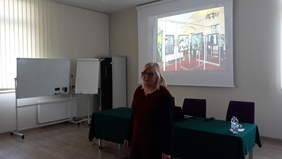 Pokaż zdjęcie: Członkini grupy teatralnej "Espero" Danuta Łuszczak deklamuje fragment prozy Wiesława Myśliwskiego