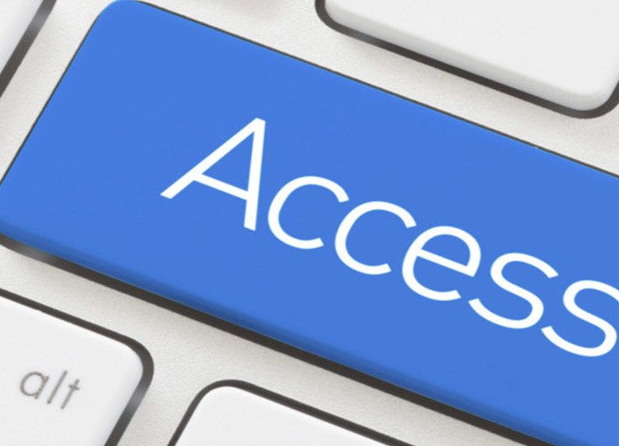 duże zbliżenie na klawiaturę komputerową, wyróżniony jeden klawisz z napisem w języku angielskim - Acces (dostęp)