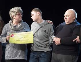 Jakub Świniarski wraz z rodzicami oraz otrzymanym czekiem