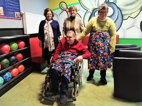 Pokaż zdjęcie: Podopieczni ZAZ-u w Wąbrzeźnie i Dyrektor Oddziału pozują do zdjęcia, jedna osoba jest na wózku inwalidzkim