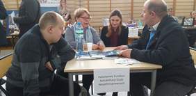 Pokaż zdjęcie: Uczestnicy mieli okazję by porozmawiać z przedstawicielami Oddziału Kujawsko-Pomorskiego Państwowego Funduszu Rehabilitacji Osób Niepełnosprawnych