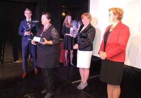 Pokaż zdjęcie: Wręczenie statuetki dyrektor Annie Szczepanik-Dziadowicz