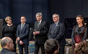 Pokaż zdjęcie: od lewej:Grażyna Sadok - Dyrektor SP nr 8 w Zgierzu, Radosław Piotrowicz -Przewodniczący PSONI Koło w Zgierzu, Władysław Skwarka - Dyrektor Oddziału Łodzkiego PFRON, Jan Bujnowicz -Fundacja im. Brata Alberta,  Dyrektor DPS