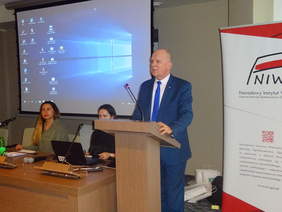 Pokaż zdjęcie: członek zarządu powiatu- Stefan Bąk otwiera konferencję