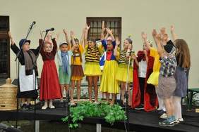 Pokaż zdjęcie: Najmłodsi artyści na scenie podczas XXII Koncertu z cyklu "Sądeckie Talenty"