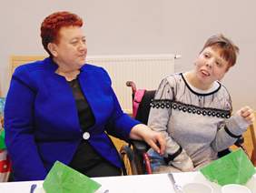 Pokaż zdjęcie: Spotkanie wigilijne w Stowarzyszeniu Na Rzecz Osób Niepełnosprawnych „Promyk”