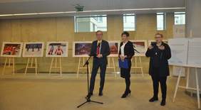 Pokaż zdjęcie: Otwarcie wystawy „Pragnę Zwyciężać” (od lewej: prof. dr hab. Maciej Żukowski, prof. zw. UEP, JM Rektor Uniwersytetu Ekonomicznego w Poznaniu; dr Anna Skupień, dyrektor Oddziału Wielkopolskiego PFRON, Eunika Lech – tłumacz języka migowego)