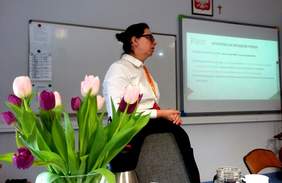 Pokaż zdjęcie: Wystąpienie p. Beaty Wojciechowskiej z Oddziału Wielkopolskiego PFRON podczas spotkania dla psychologów i pedagogów szkół specjalnych