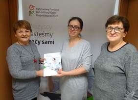 Pokaż zdjęcie: Beata Wojciechowska z Oddziału Wielkopolskiego PFRON z przedstawicielami Stowarzyszenia Kępiński Klub „Amazonki” po podpisaniu umowy