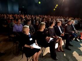 Pokaż zdjęcie: Uczestnicy wielkopolskiej gali XVI edycji Konkursu Plastycznego „Sztuka Osób Niepełnosprawnych" 