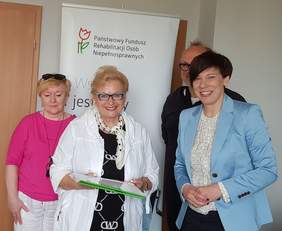 Pokaż zdjęcie: Podpisanie umowy w Oddziale Wielkopolskim PFRON z Polskim Stowarzyszeniem Na Rzecz Osób z Niepełnosprawnością Intelektualną Koło w Poznaniu