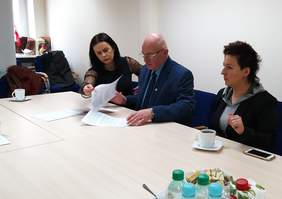 Pokaż zdjęcie: Umowę na realizację program w imieniu Powiatu Nyskiego podpisuje pan Andrzej Kruczkiweicz – Starosta Powiatu Nyskiego