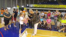 Pokaż zdjęcie: Pracownik PFRON wręczający nagrody zwycięzkim sportowcą