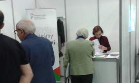 Pokaż zdjęcie: Udzielanie informacji na stoisku PFRON