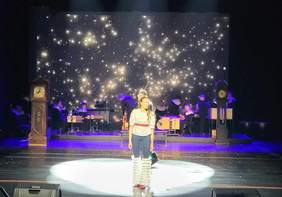 Pokaż zdjęcie: Główna postać - Alicja w trakcie gry na scenie