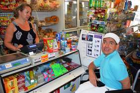 Podopieczny Stowarzyszenia podczas zakupów