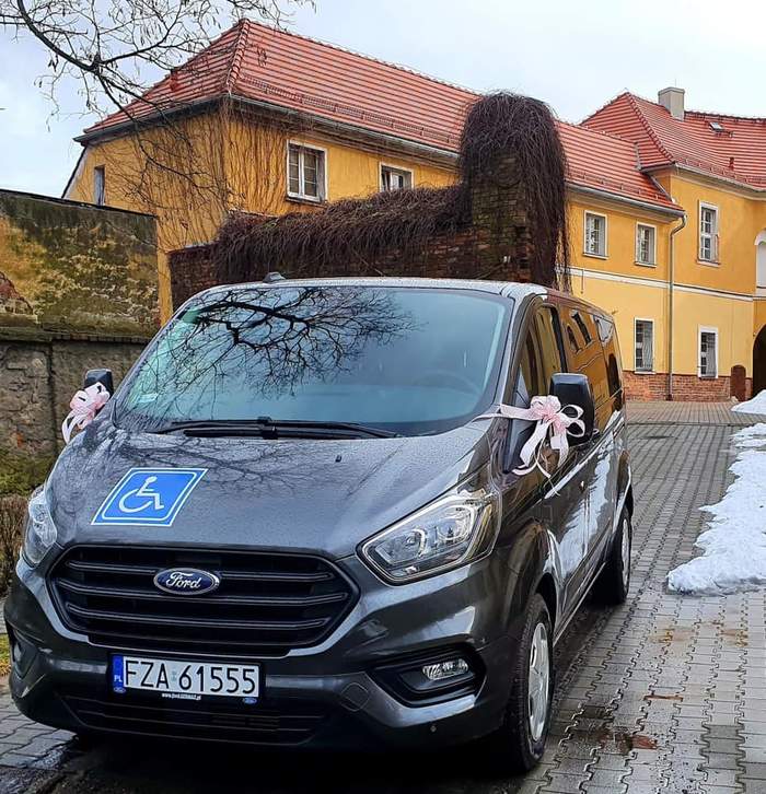 Pokaż zdjęcie: Zdjęcie przedstawiającego nowego busa dla DPS w Lubsku od strony maski auta