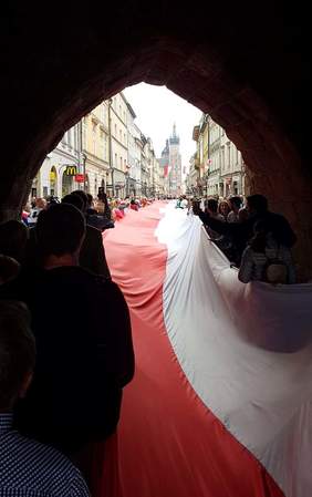 Pokaż zdjęcie: Bicie rekordu Polski na najdłuższą flagę państwową