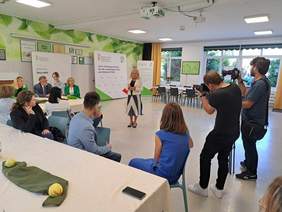 Na środku sali przemawia Zastępca Prezydenta Grudziądza - Róża Lewandowska, wokół media i uczestnicy wydarzenia