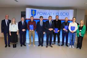 Pokaż zdjęcie: Wsparcie na rynku pracy dla 7 osób z niepełnosprawnością (fot. Starostwo Powiatowe w Kielcach)