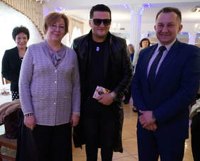 Pokaż zdjęcie: Od lewej: Marta Mordarska-Dyrektor Małopolskiego Oddziału PFRON, Wacław "Kordian" Cieślik, Przewodniczący Rady Powiatu Nowosądeckiego Roman Potoniec