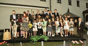 Pokaż zdjęcie: Artyści na scenie w wirydarzu oo Jezuitów w Nowym Sączu