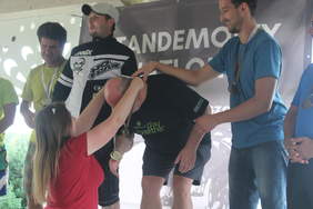 Pokaż zdjęcie: Wręczenie medali