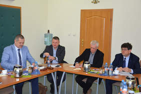 Pokaż zdjęcie: Wójtowie i burmistrzowie z powiatu pleszewskiego biorący udział w debacie