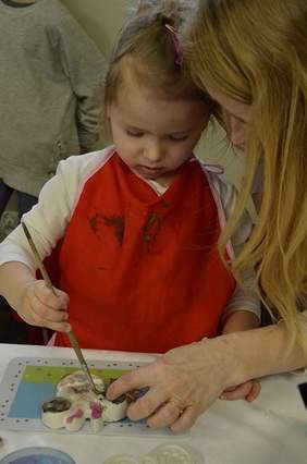 Mała artystka podczas zajęć plastycznych