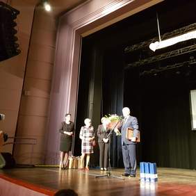 Pokaż zdjęcie: Marszałek Andrzej Bętkowski na scenie