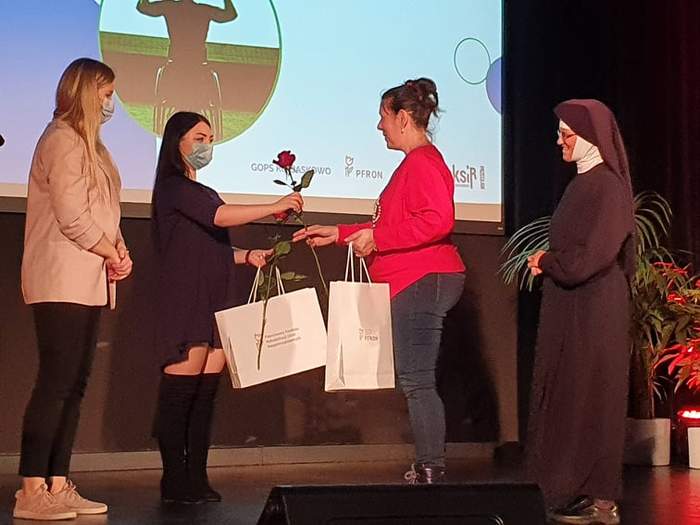 Pokaż zdjęcie: Laureaci otrzymują nagrody 