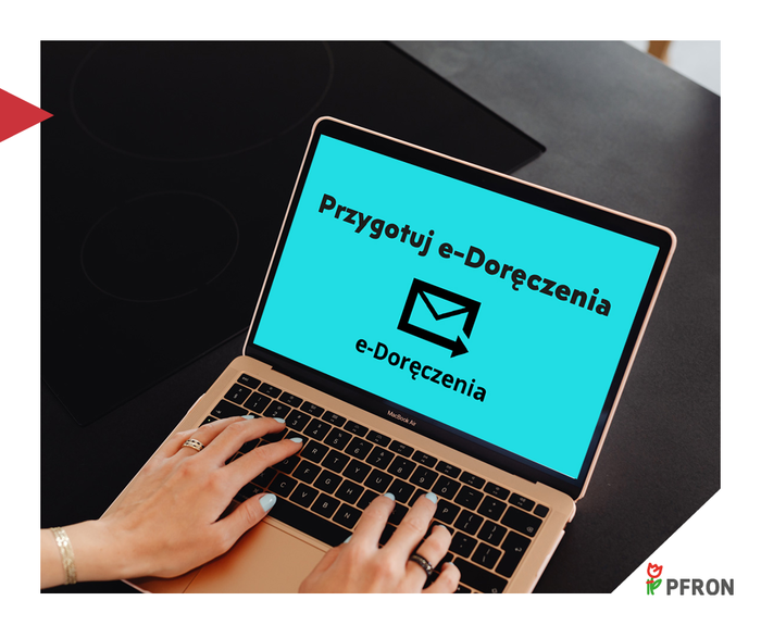 Zdjęcie rąk kobiety piszącej na klawiaturze laptopa. Na ekranie o turkusowym tle widnieje czarny napis „Przygotuj e-Doręczenia” wraz z ikoną koperty. W dolnym rogu logo PFRON