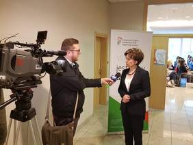 Pokaż zdjęcie: Wywiad - kamerą telewizyjną