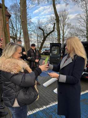 Pokaż zdjęcie: Dyrektorka Oddziału Lubuskiego PFRON przekazuje klucze do nowego busa Dyrektorce SOSW w Żarach