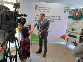 Pan Tomasz Maruszewski - Zastępcę Prezesa Zarządu PFRON ds. Finansowych podczas udzielania wywiadu dla TVP3