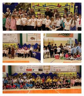 Pokaż zdjęcie: Trzy sceny z festiwalu dziecięcego w hali sportowej. Na górnym zdjęciu dzieci w różnorodnych strojach, m.in. z logiem Supermana, pozują przed żółtym banerem festiwalu. W środkowej części zdjęcia – dzieci stoją w rzędach przed sceną, a w tle osoby przebrane, m.in. za misia i osoby w czarnych koszulkach ze śmiesznymi emotkami. Na dole – wspólne zdjęcie wielu grup w kolorowych strojach: niebieskich, różowych, czarnych i żółtych, na tle sceny z ozdobami i logo festiwalu.