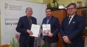 Pokaż zdjęcie: oficjalne podpisanie porozumienia o współpracy- na zdjęciu: Władysław Skwarka Dyrektor Oddziału Łódzkiego PFRON,  Kamil Jeziorski p.o. Dyrektora WUP w Łodzi, Przemysław Olczak Wicedyrektor WUP w Łodzi