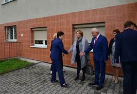 Pokaż zdjęcie: Powitanie premier Beaty Szydło w Specjalnym Ośrodku Szkolno – Wychowawczego przy ul. Broniewskiego w Nowym Sączu