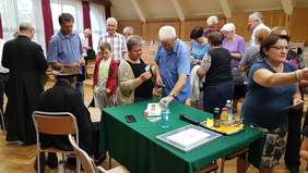 Pokaż zdjęcie: uczestnicy spotkania z artystą Stanisławem Kmiecikiem