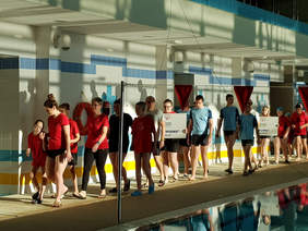 Wejście zawodników na płytę basenu