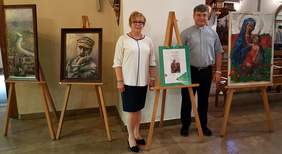 Pokaż zdjęcie: Mara Mordarska - Dyrektor Małopolskiego Oddziału PFRON oraz Ks. Prałat dr Jerzy Jurkiewicz - Proboszcz Parafii św. Małgorzaty, Kustosz Sanktuarium Przemienienia Pańskiego 