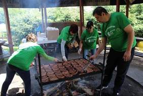 Rejs Żeglarsko - Turystyczny po Jeziorze Solińskim, przygotowania do wspolnego posilku