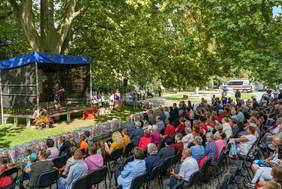 Scenę i osoby siedzące przed sceną widzimy z boku