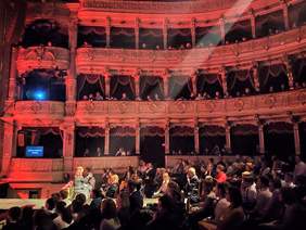 Pokaż zdjęcie: Uczestnicy spektaklu "SMOK!" w Teatrze im. J. Słowackiego