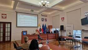 Pokaż zdjęcie: Mężczyzna wygłaszający prezentację na temat działalności Ośrodka Wsparcia i Testów w Skarżysku-Kamiennej