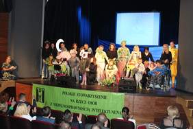 Uczestnicy obchodów Dnia Godności Osób Niepełnosprawnych w Przemyślu