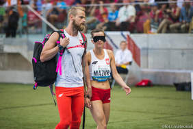 Niewidoma Joanna Mazur wraz ze swoim przewodnikiem Michałem Stawickim przed biegiem