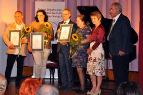 Pokaż zdjęcie: Pan Benedykt Odya Prorektor UKW odbiera nagrodę Lodołamacza w kategorii "Przyjazna przestrzeń"